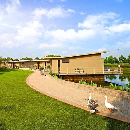 Life At Repose- Lake Villas Resort & Club Chor Warodra Dış mekan fotoğraf