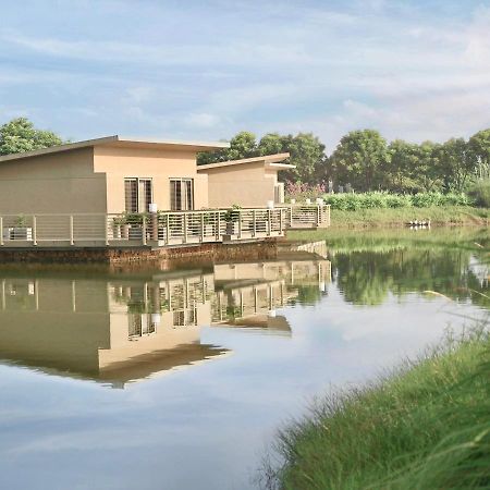 Life At Repose- Lake Villas Resort & Club Chor Warodra Dış mekan fotoğraf